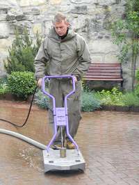 Mitarbeiter im Einsatz beim Höchstdruckwasserstrahlen