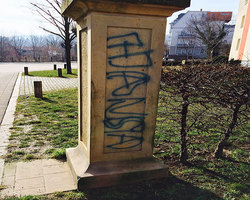 Thiepark - Graffiti an Sandsteinsäulen